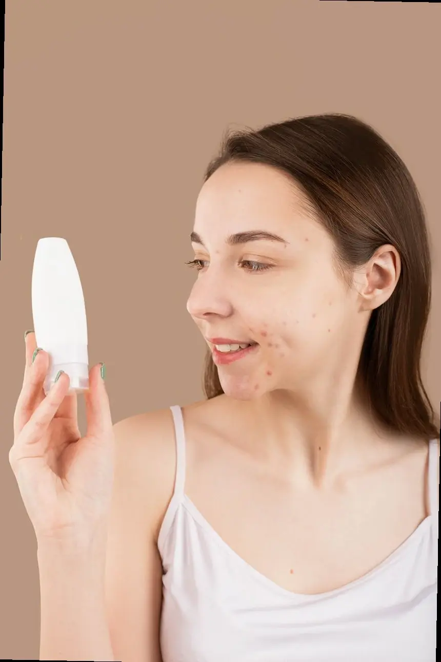 persona che consulta informazioni sul trattamento dell'acne