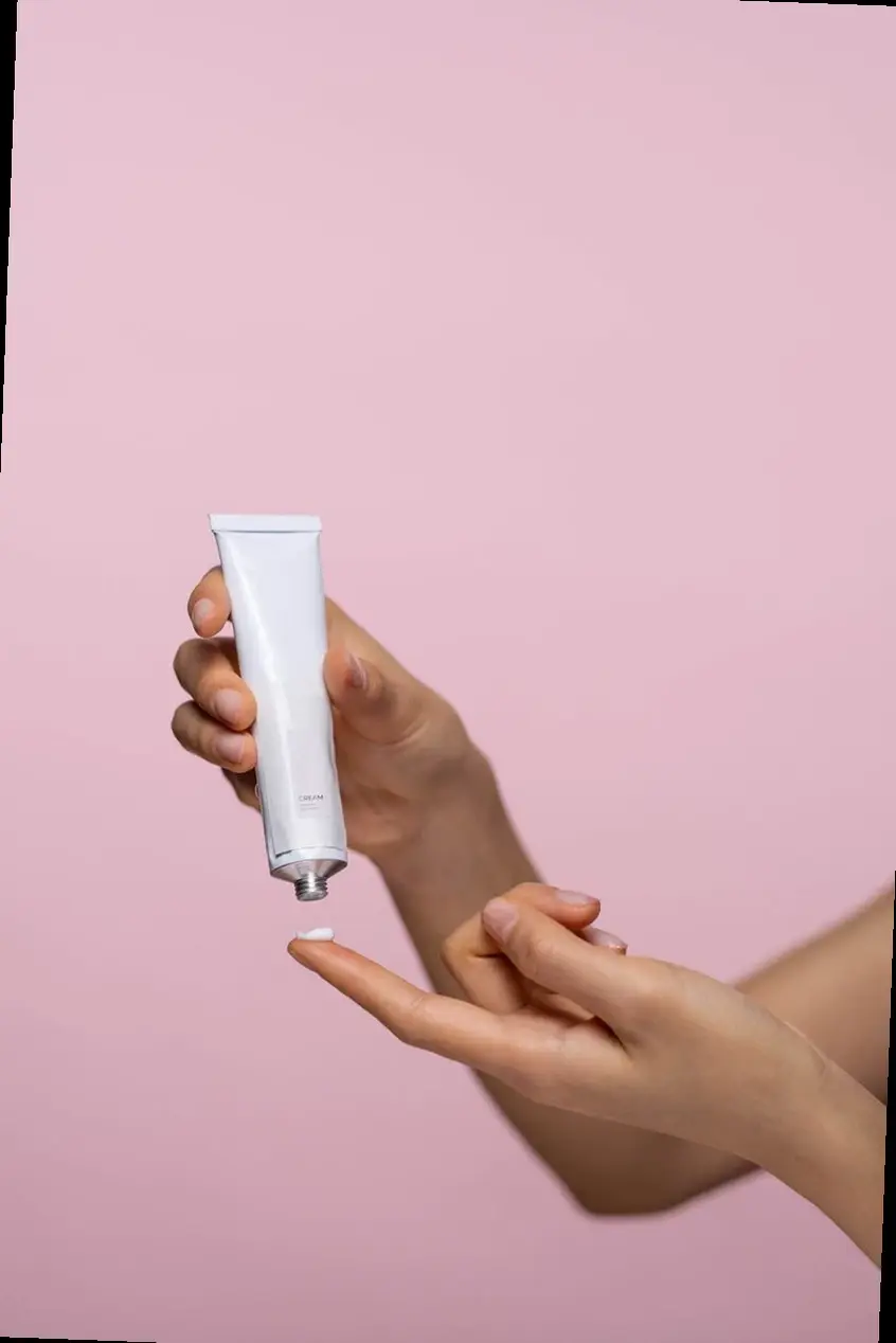 applicazione crema antivirale sulla pelle