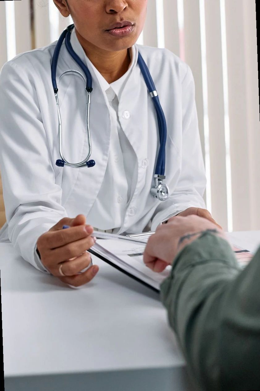 persona che consulta informazioni mediche