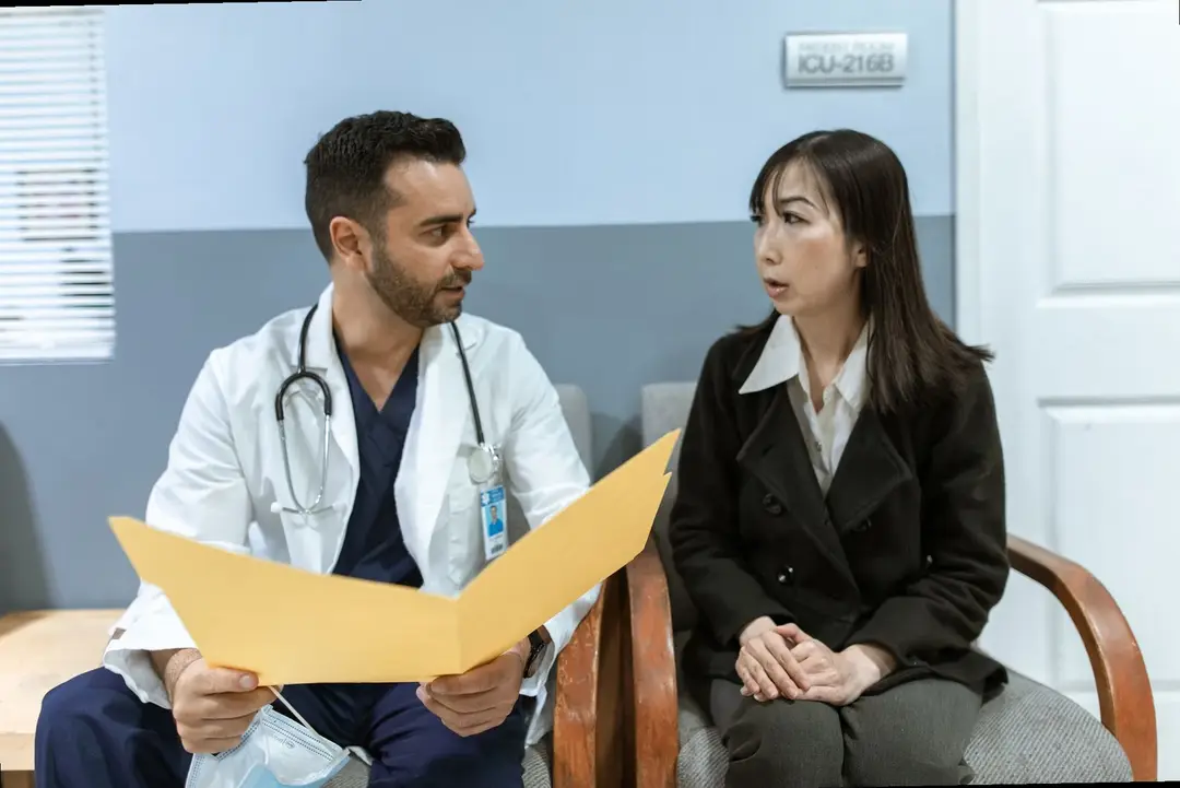 persona che legge le istruzioni del farmaco