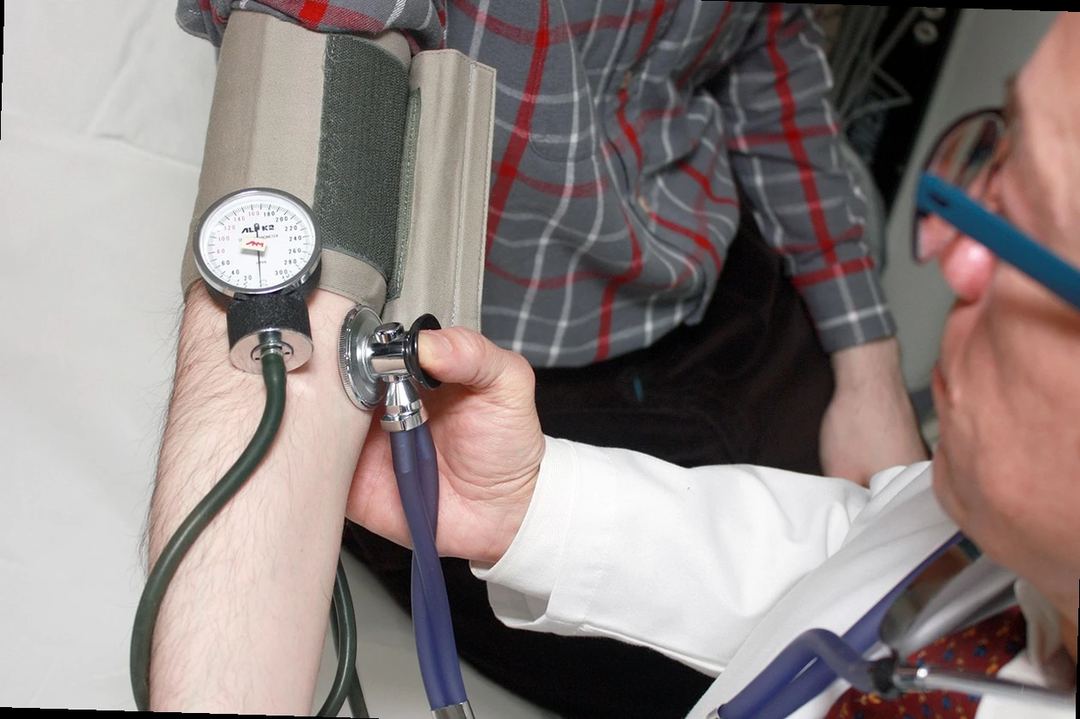 persona che consulta informazioni mediche