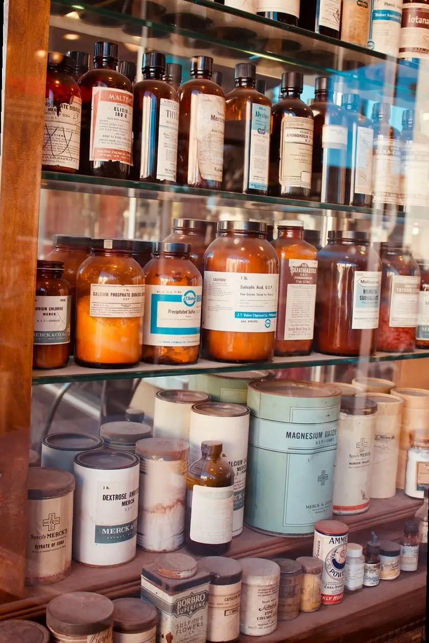 interno farmacia con scaffali di medicinali