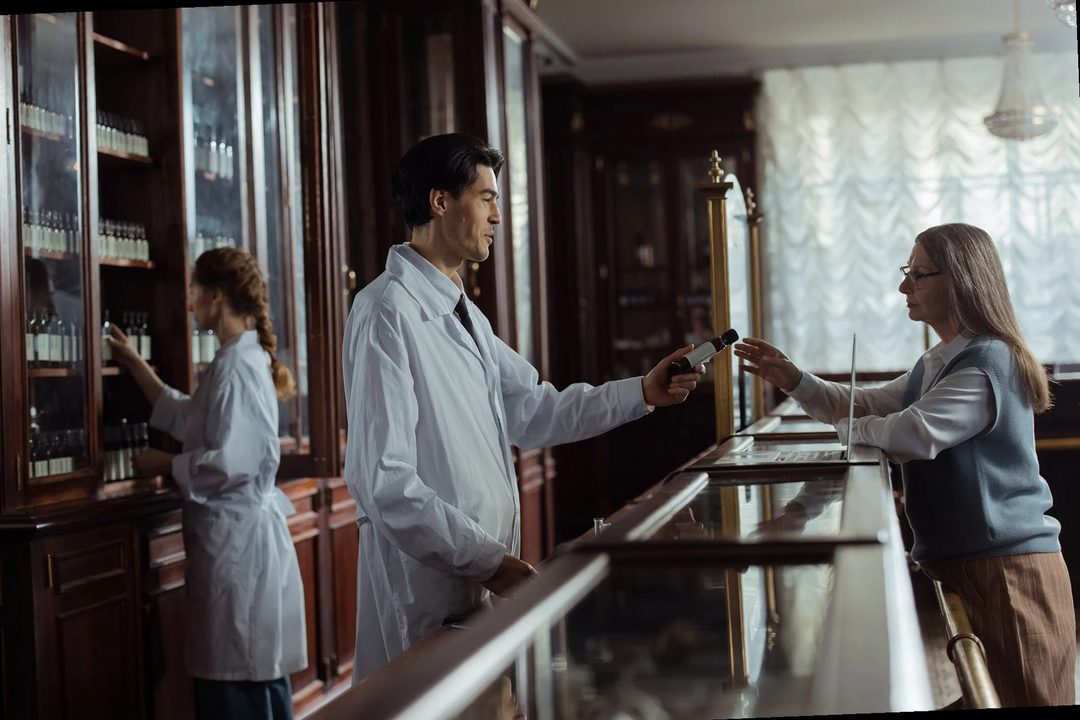 persona che consulta informazioni sul farmaco